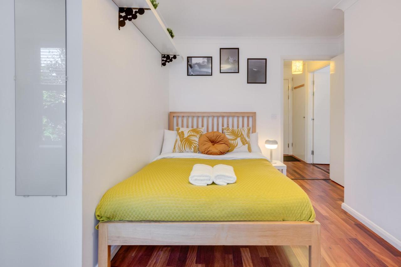 Visit 1 Bed Flat- Canary Wharf Close To River Thames Apartment London